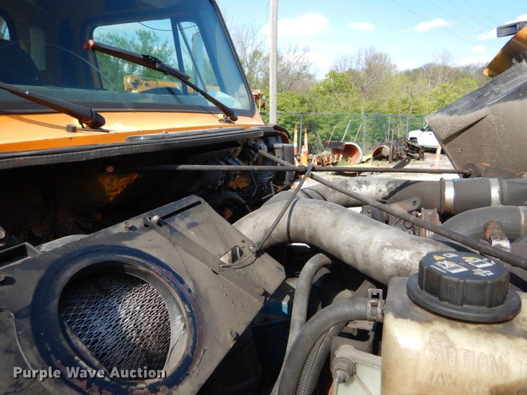 image for item IY9656 2002 International 4900  dump truck