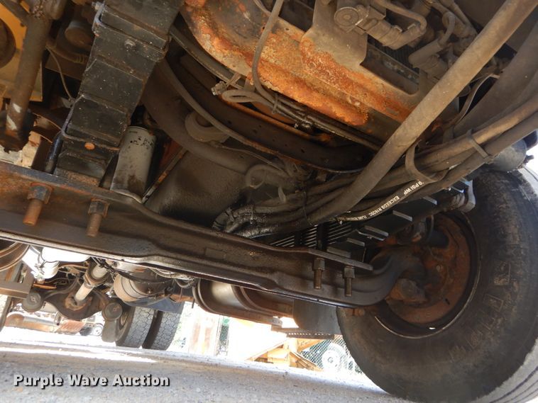 image for item IY9656 2002 International 4900  dump truck