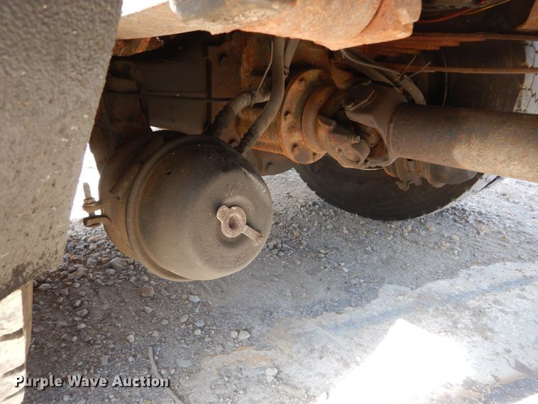 image for item IY9656 2002 International 4900  dump truck