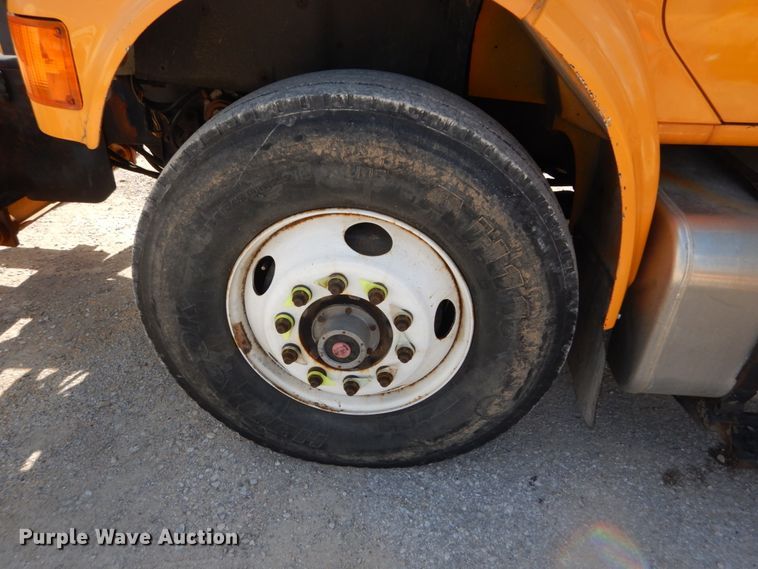 image for item IY9656 2002 International 4900  dump truck