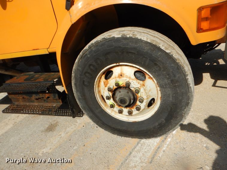 image for item IY9656 2002 International 4900  dump truck