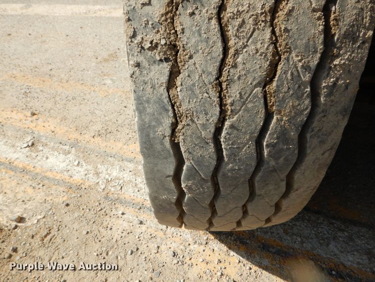 image for item IY9656 2002 International 4900  dump truck