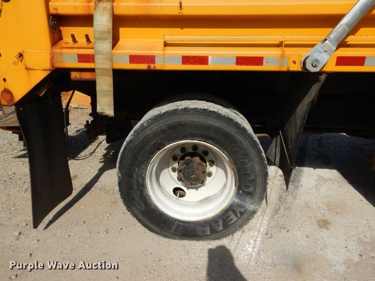 image for item IY9656 2002 International 4900  dump truck