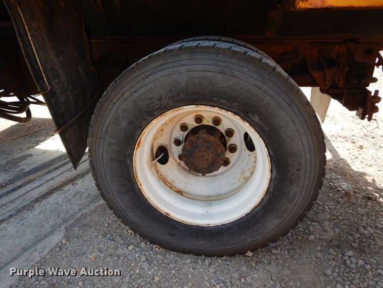 image for item IY9656 2002 International 4900  dump truck