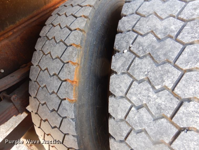 image for item IY9656 2002 International 4900  dump truck