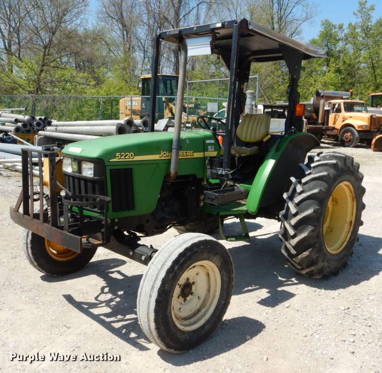 image for item IY9659 2004 John Deere 5220  tractor