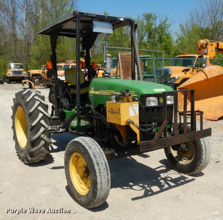 image for item IY9659 2004 John Deere 5220  tractor