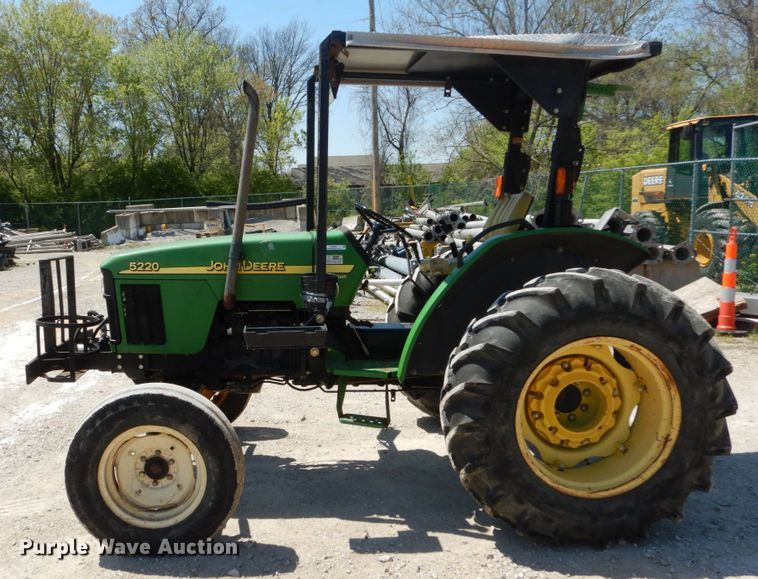 image for item IY9659 2004 John Deere 5220  tractor