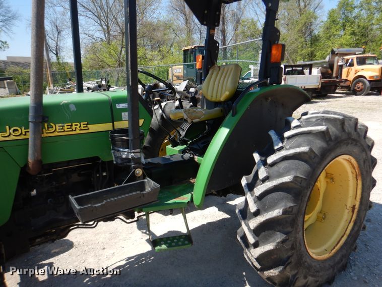 image for item IY9659 2004 John Deere 5220  tractor