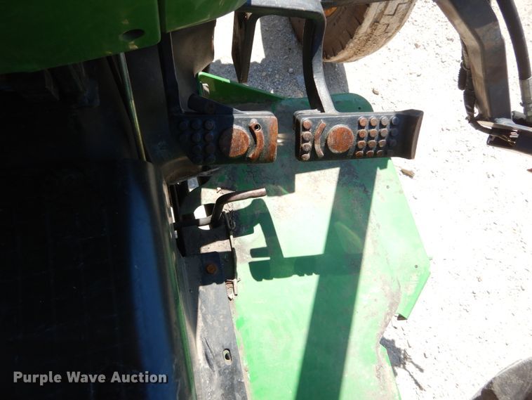 image for item IY9659 2004 John Deere 5220  tractor