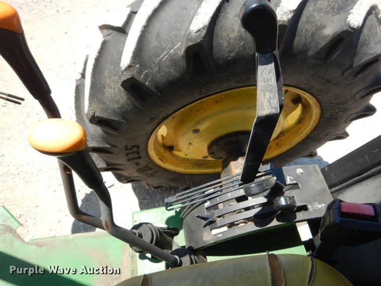 image for item IY9659 2004 John Deere 5220  tractor