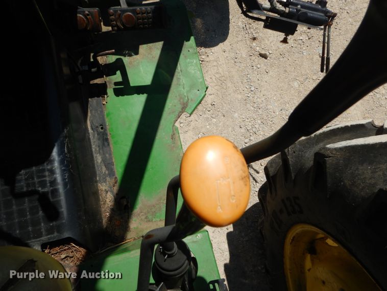 image for item IY9659 2004 John Deere 5220  tractor