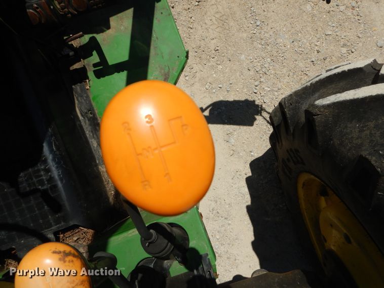 image for item IY9659 2004 John Deere 5220  tractor