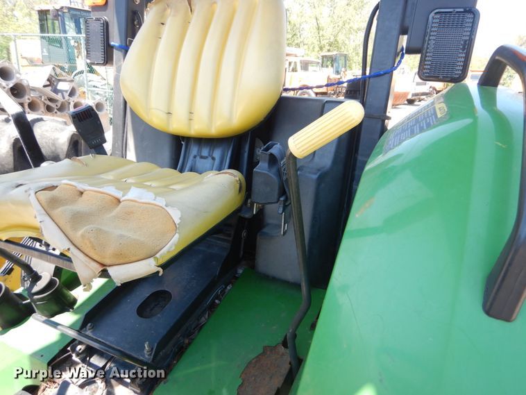 image for item IY9659 2004 John Deere 5220  tractor