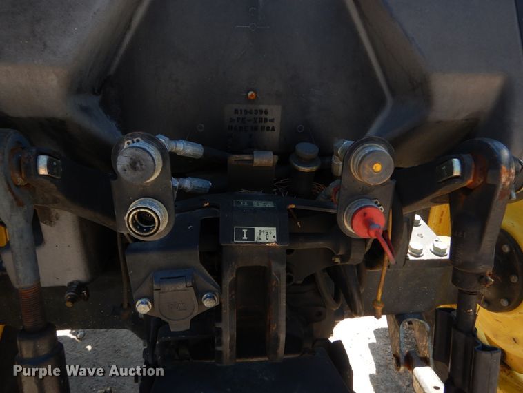 image for item IY9659 2004 John Deere 5220  tractor