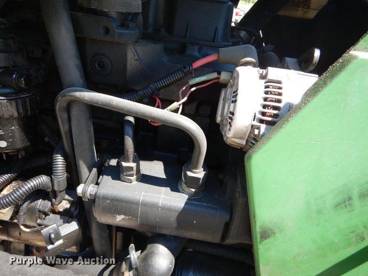 image for item IY9659 2004 John Deere 5220  tractor