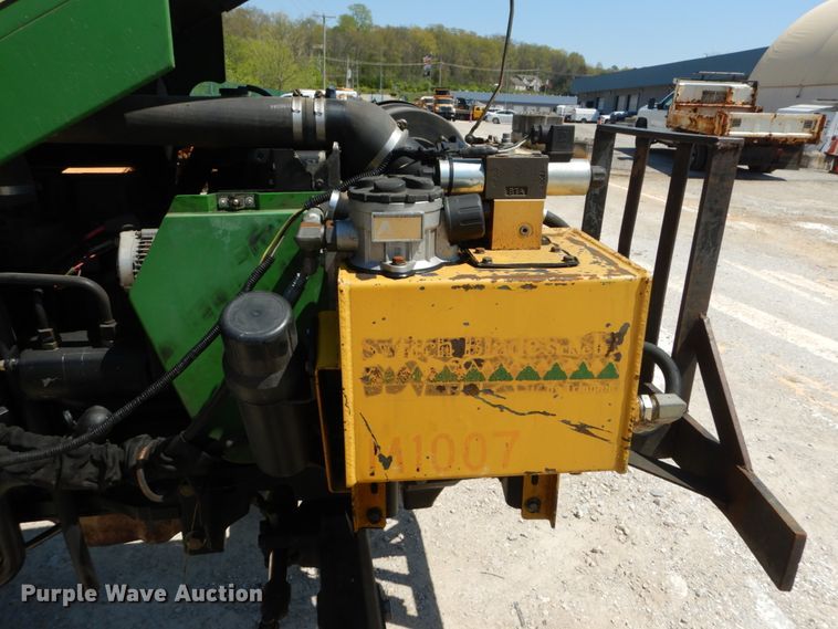 image for item IY9659 2004 John Deere 5220  tractor