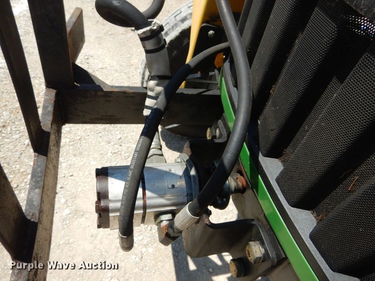 image for item IY9659 2004 John Deere 5220  tractor