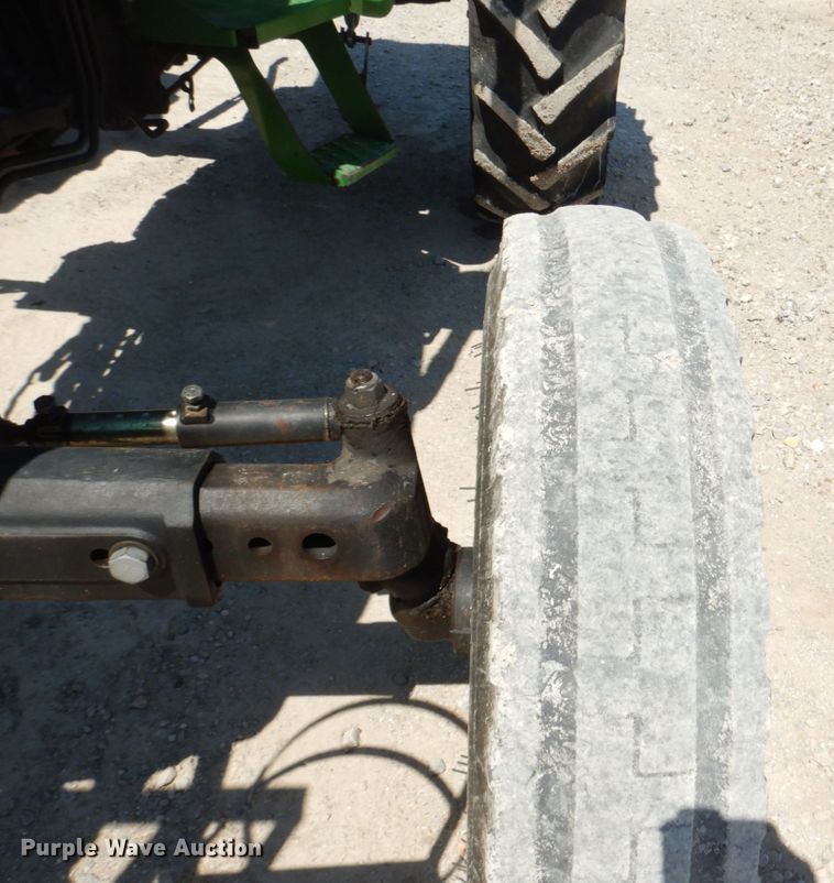 image for item IY9659 2004 John Deere 5220  tractor