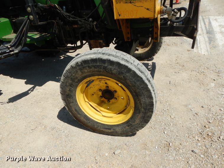 image for item IY9659 2004 John Deere 5220  tractor