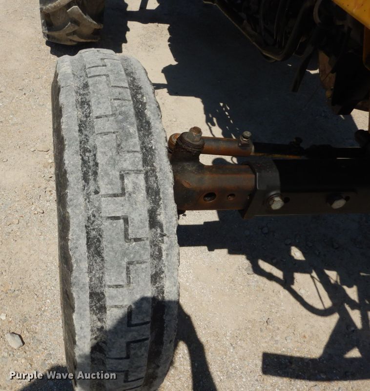 image for item IY9659 2004 John Deere 5220  tractor