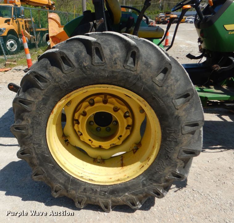 image for item IY9659 2004 John Deere 5220  tractor