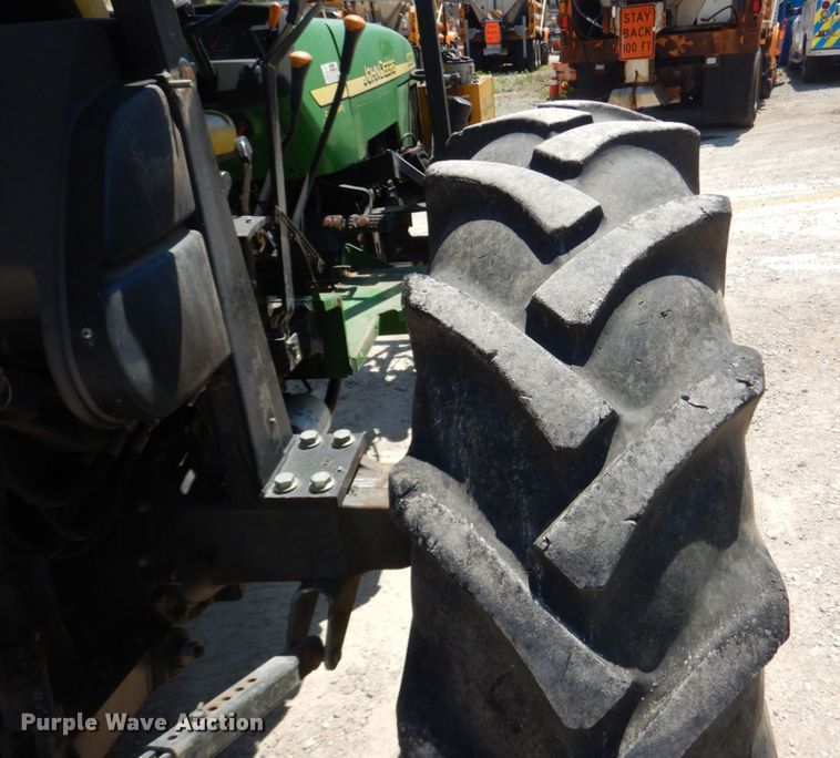 image for item IY9659 2004 John Deere 5220  tractor