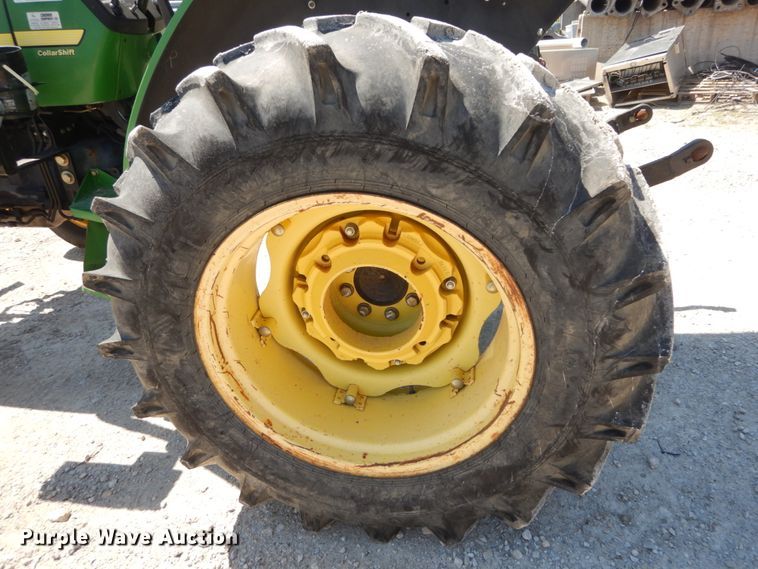 image for item IY9659 2004 John Deere 5220  tractor
