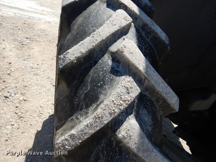 image for item IY9659 2004 John Deere 5220  tractor