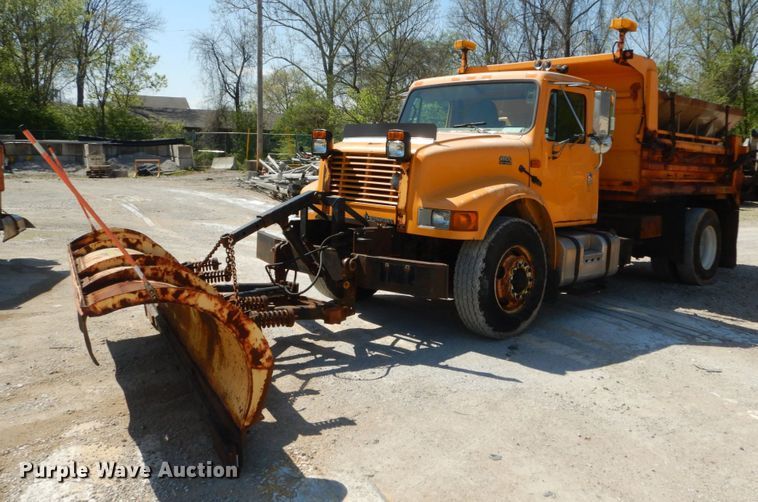 image for item IY9661 2002 International 4900  dump truck