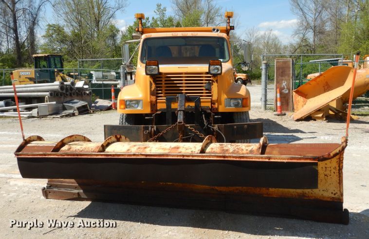 image for item IY9661 2002 International 4900  dump truck