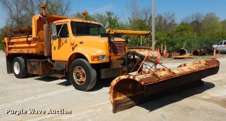image for item IY9661 2002 International 4900  dump truck