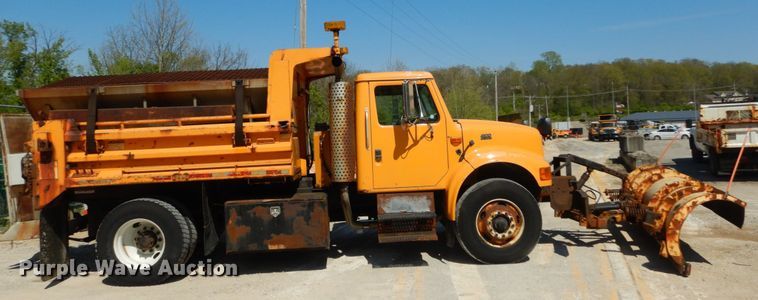 image for item IY9661 2002 International 4900  dump truck