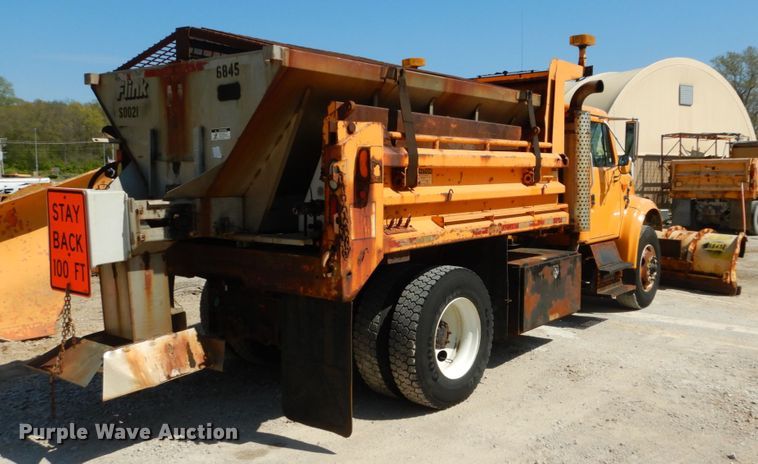 image for item IY9661 2002 International 4900  dump truck