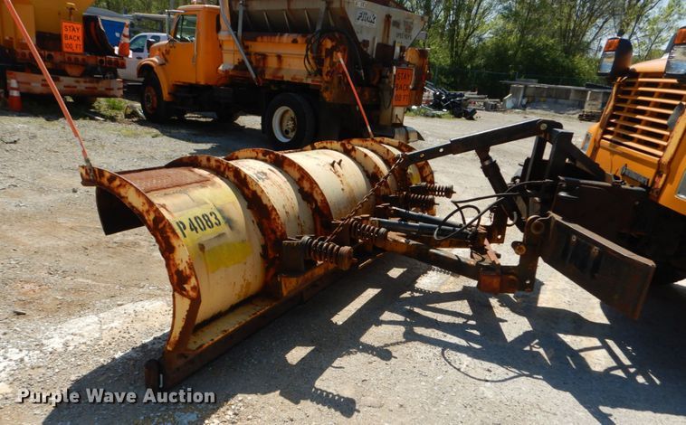 image for item IY9661 2002 International 4900  dump truck