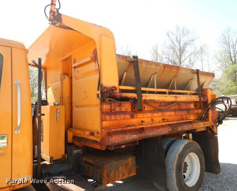 image for item IY9661 2002 International 4900  dump truck