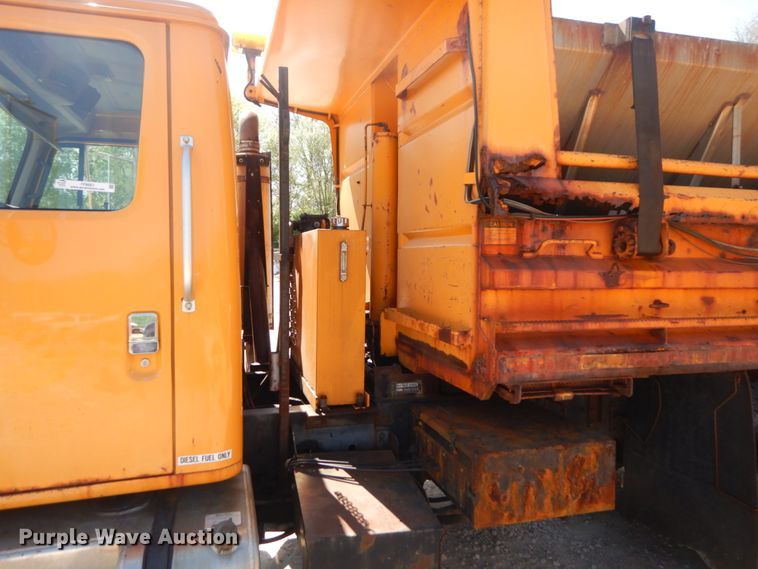 image for item IY9661 2002 International 4900  dump truck
