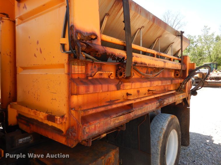 image for item IY9661 2002 International 4900  dump truck