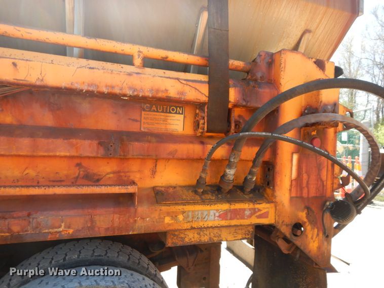 image for item IY9661 2002 International 4900  dump truck