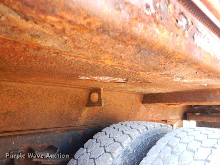 image for item IY9661 2002 International 4900  dump truck