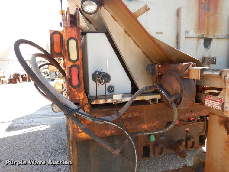 image for item IY9661 2002 International 4900  dump truck