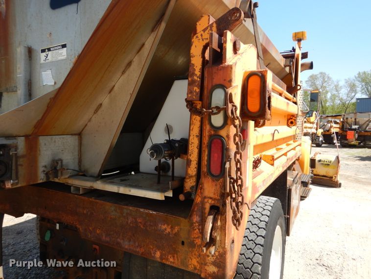 image for item IY9661 2002 International 4900  dump truck