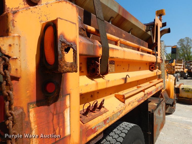 image for item IY9661 2002 International 4900  dump truck