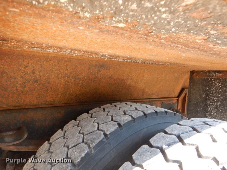 image for item IY9661 2002 International 4900  dump truck