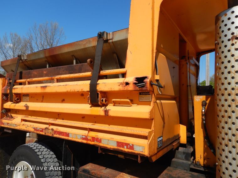 image for item IY9661 2002 International 4900  dump truck