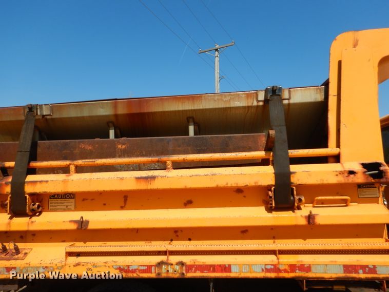 image for item IY9661 2002 International 4900  dump truck