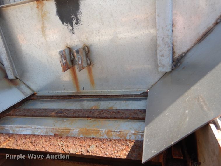 image for item IY9661 2002 International 4900  dump truck