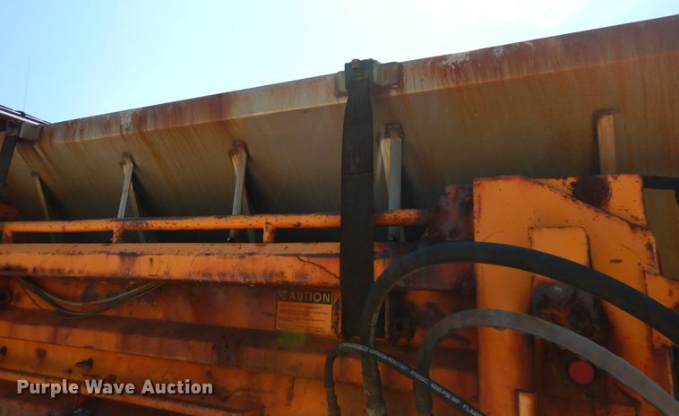 image for item IY9661 2002 International 4900  dump truck