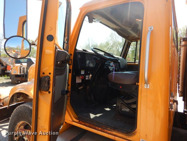 image for item IY9661 2002 International 4900  dump truck