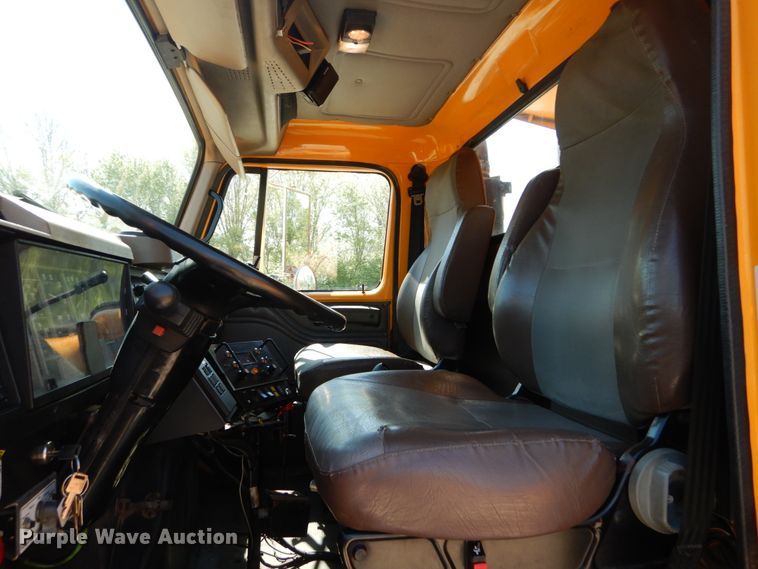 image for item IY9661 2002 International 4900  dump truck